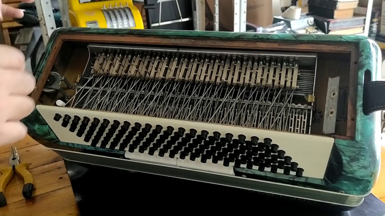 Como concertar um acordeon, que os baixos ficaram enterrados, NÃO USE ARAME alinhando baixaria  dica