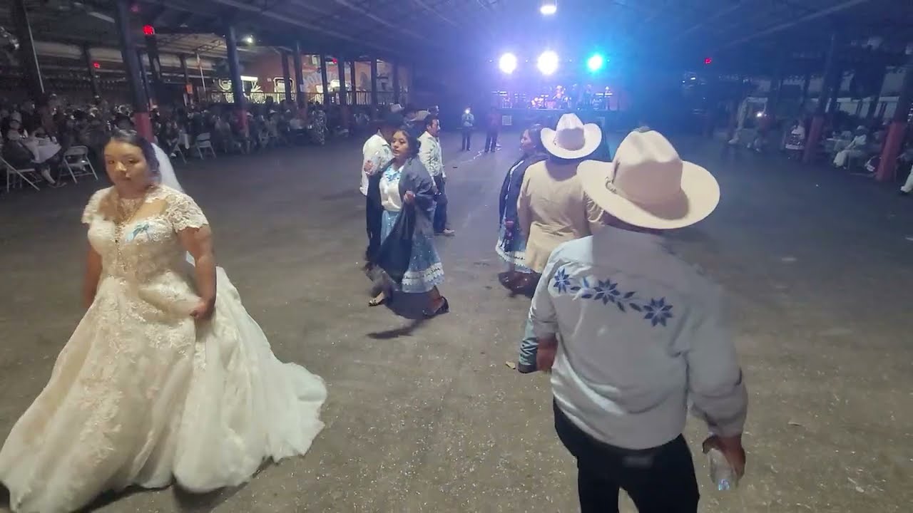 La inauguración del baile con los padrinos con una chilena tradicional para todos los padrinos🤵👰‍♀️💯