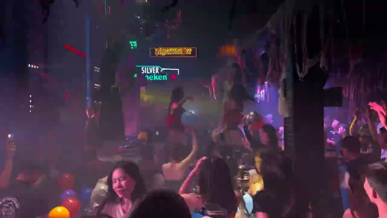 Halloween tại Hair Of The Dog, ngày nào cũng là tiệc tại club số 1 Bùi Viện