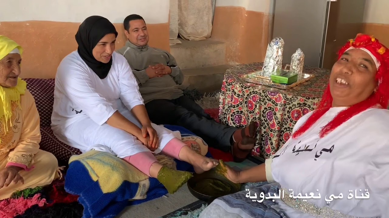 الحنا بالعشوب ديال زمان دوا👍ومي نعيمة تهلات فسعاد بالحنا😂