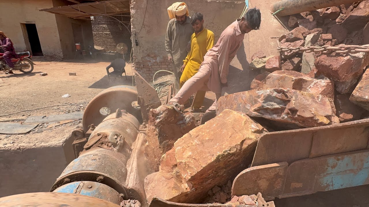 👹 PLAYING WITH GIANT ROCKS 💪 A GIANT IN ACTION - POWERFUL CRUSHING PROCESS 🙅🏽&zwj;♂️💪