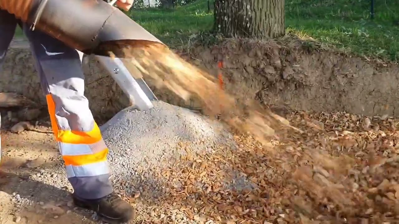 Fallschutz-Hackgut f&uuml;r Spielpl&auml;tze - bequem eingepumpt
