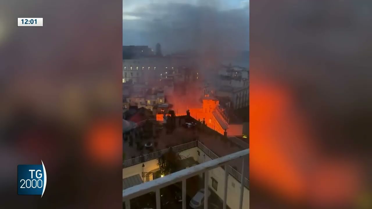 Napoli, in fiamme il Teatro Sannazaro. Evacuati residenti