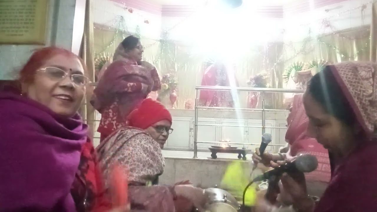 अरे आज तो बधाई बाजे रंग महल में।