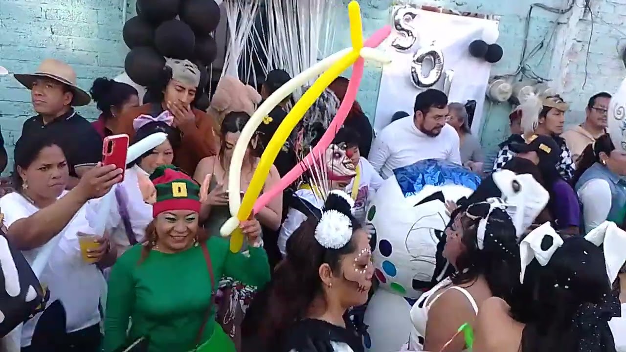 UN PEQUEÑO RECORRIDO CON LA REINA ENTRE LAS PERSONAS QUE LA ACOMPAÑAN Y LA BANDA 