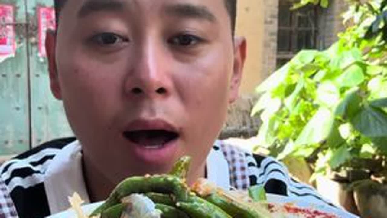 故乡，是生长的摇蓝，是母亲的呼唤，是那条摸过鱼的小河，是小伙 伴们捉迷藏，唱童谣的地方。是那条牵肠挂肚的小路，这头是我，那头是故乡。#妈呀太香了 #家常美食 #农村美食记录生活 #美食推荐 #分...