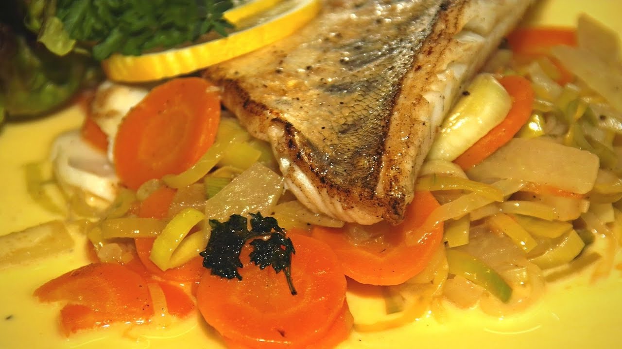 Auf der Haut gebratener Zander in Safransoße an Möhren- Lauchgemüse #food #kochen #rezept