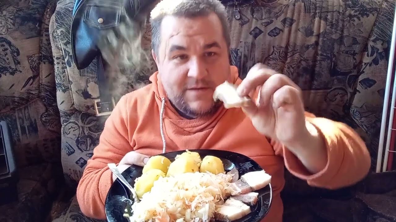 Обжор - картошка с квашеной капустой и салом