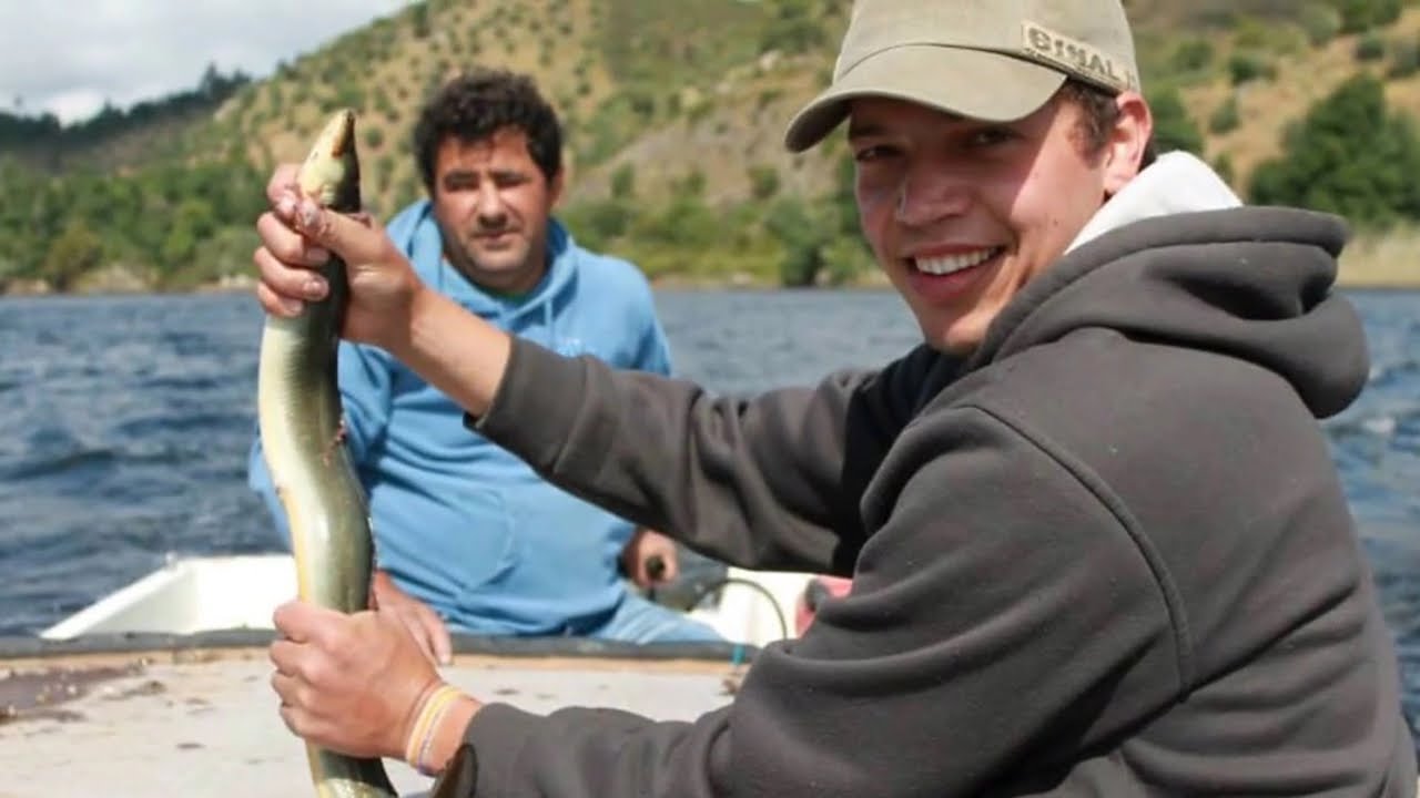 PESCA DE ENGUIA COM CORDA DE ANZ&Oacute;IS NA BARRAGEM DE BELVER ORTIGA MA&Ccedil;&Atilde;O