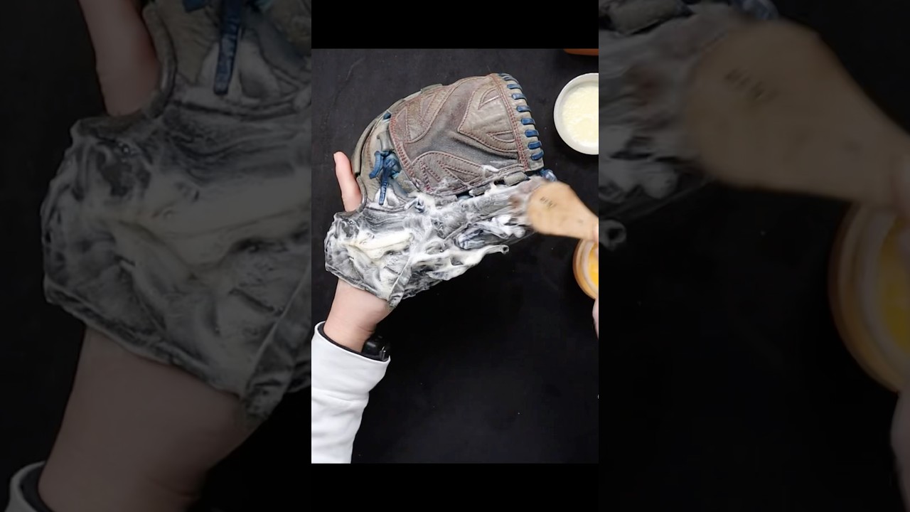 サカカサのピッチャー用のご依頼で綺麗しました🙇&zwj;♂️😊 #asmr #グローブ #グラブ磨き #グローブのお手入れ