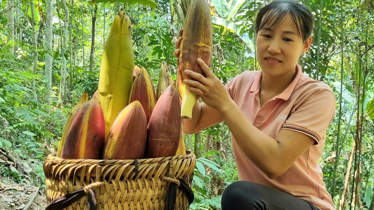 Harvest banana flowers and wild vegetables to sell at the market | Lý Thị Viện