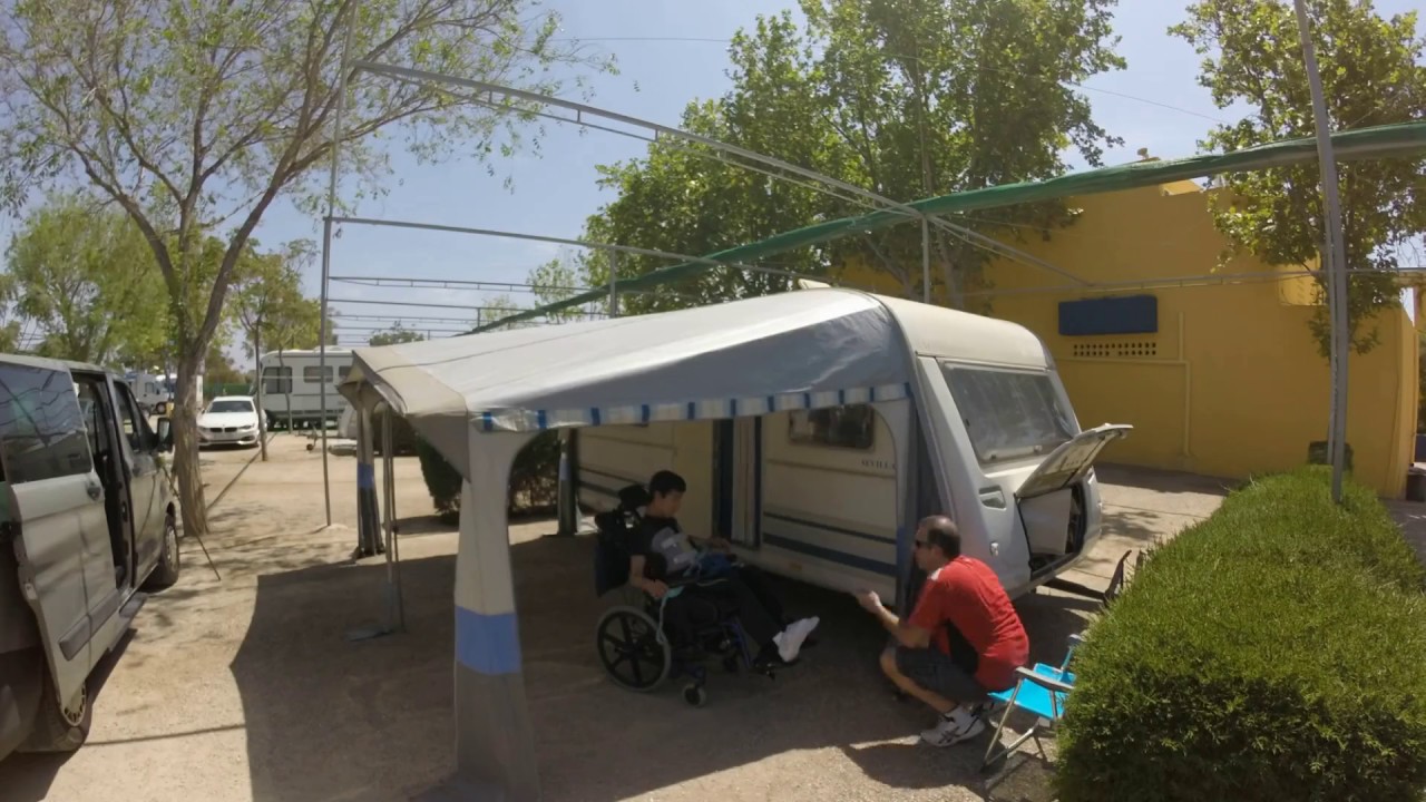 Trabajo en equipo para el montaje del avance de la caravana