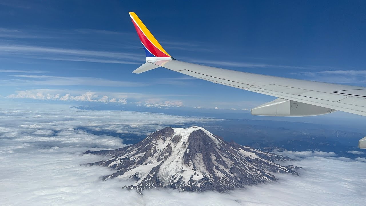 Southwest Airlines 737-MAX8 Takeoff Seattle/Tacoma SEA *JAW-DROPPING MOUNT RAINER FLY-BY*
