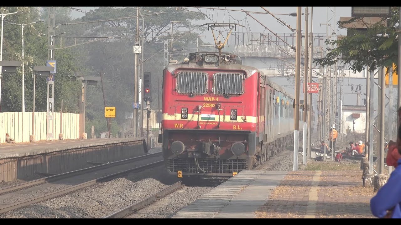 12934 Ahmedabad Mumbai Karnavati Express Overtakes Ahmedabad Express - Nice Morning Sight At Udvada