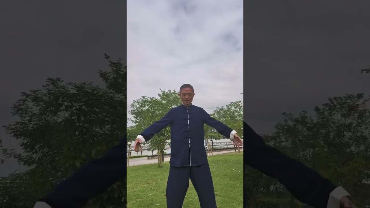 You can never do a good job of relaxing your waist and sitting your hips. Let s practi
