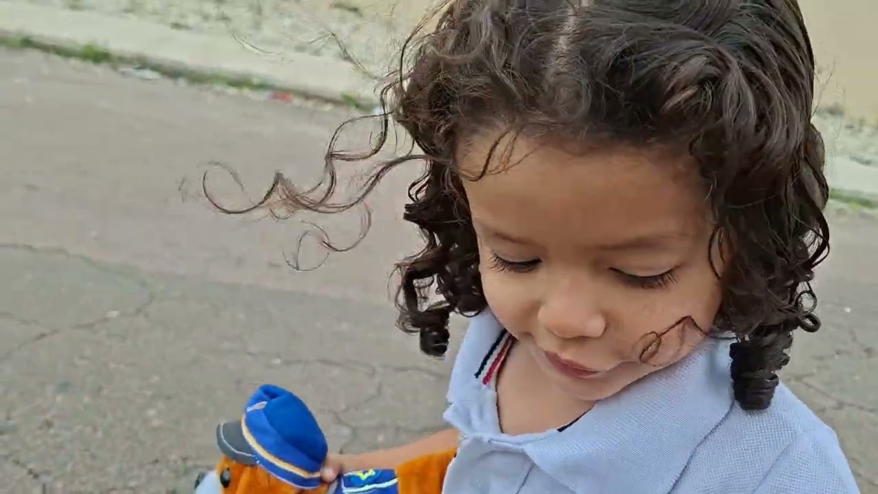 Andando um pouco pela pracinha perto de casa! Com meu filho Michael papata