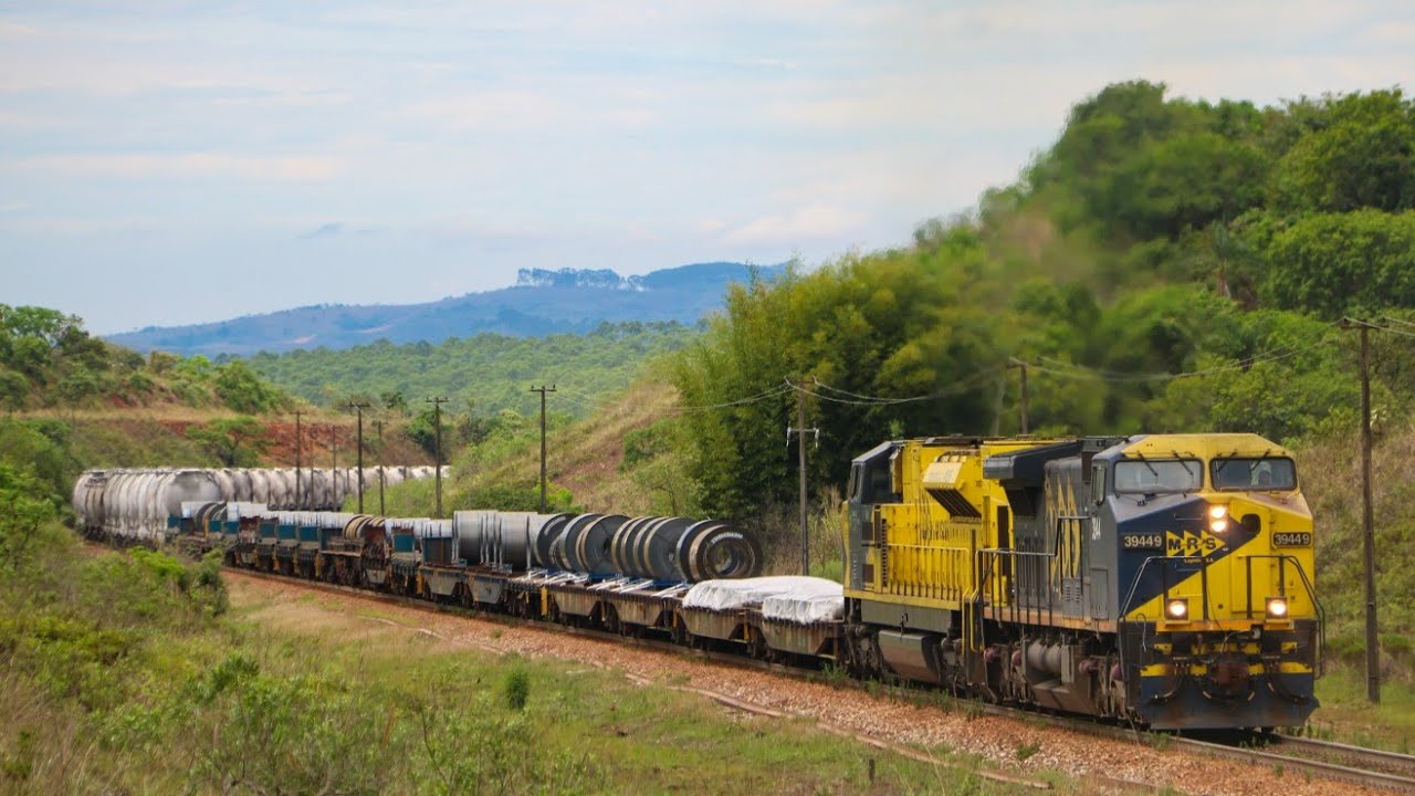 Trem de carga geral muito pesado com duas Locomotivas subindo forte rampa na Ferrovia do A&ccedil;o