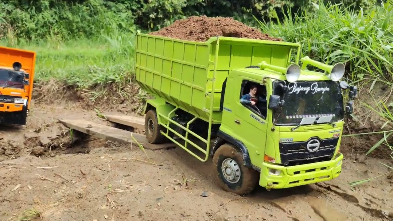 RAJA OLENG Truk Hino 500 Vs Fuso Trinton 220Ps Bongkar Muatan Tanah Truk OFFROAD Miniatur Truk Rc