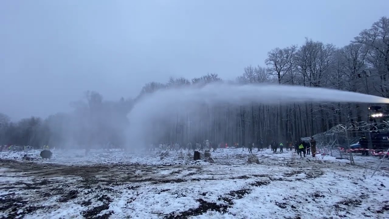 Wasserwerfereinsatz gegen Ende Gelände 5.12.20 im Dannenröder Wald