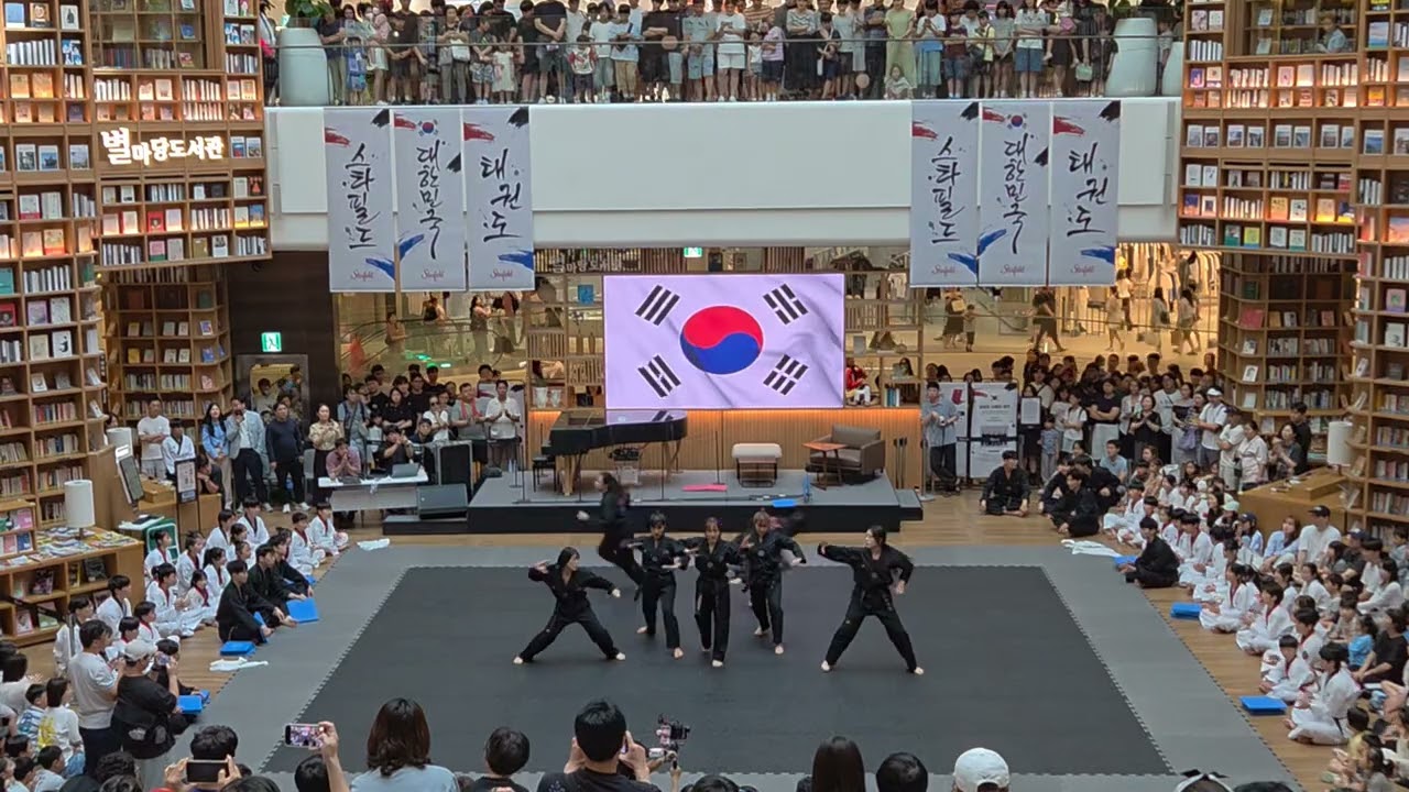 K-POP 태권도#위대한쇼태권#세계1위#태권코레오#스타필드수원#별마당도서관 너무 멋져요