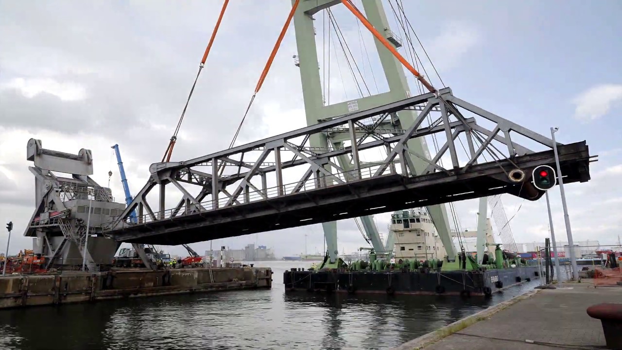Afbraak van de oude Boudewijnbrug in de haven van Antwerpen op 17 @ 18 juni 2020. © P. Vanhopplinus