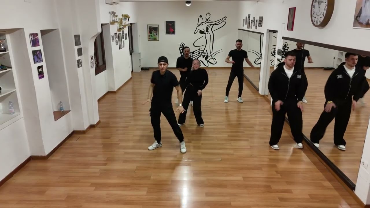 Elettra Lamborghini voilà ballo di gruppo