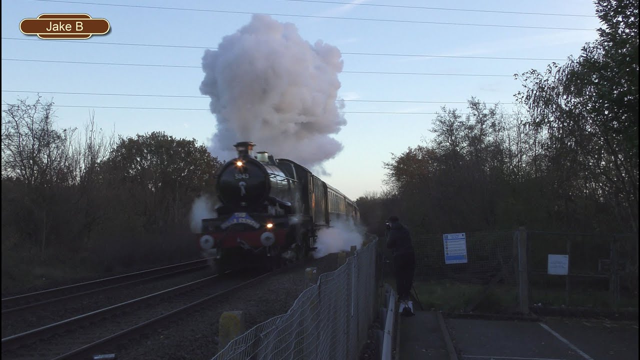 5043 'Earl of Mount Edgcumbe' Storms Through Widney Manor with 'The Polar Express' - 30/11/2025
