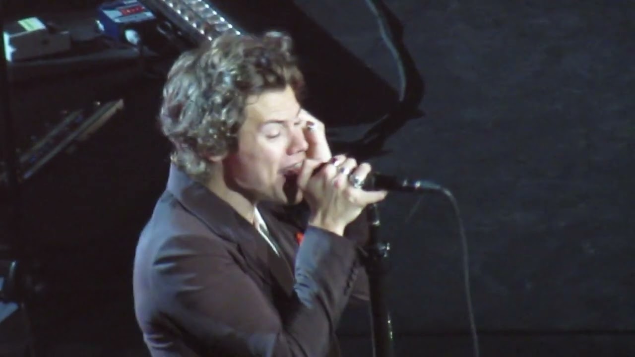 Harry talking + The  Chain + Kiwi - Harry Styles - 6/9/18 - BB&T Center - Sunrise, FL