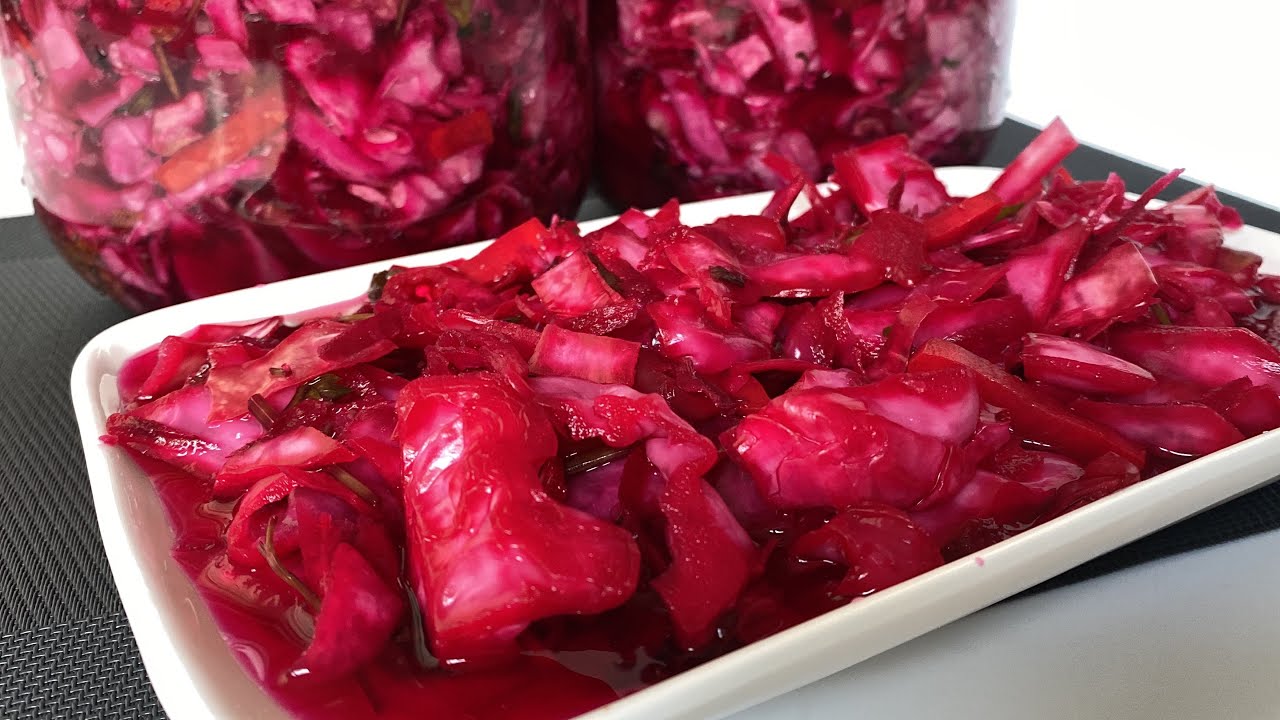 Xırçıltılı rəngi qıpqırmızı kələm turşusu