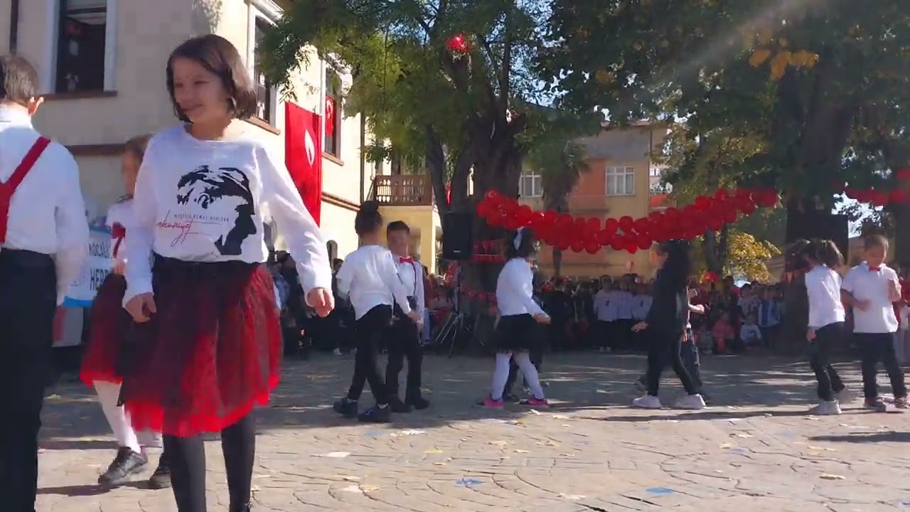 Hereke Sümer İlkokulu 29 Ekim Cumhuriyet Bayramı Gösterisi 2/B Ritim Dansı