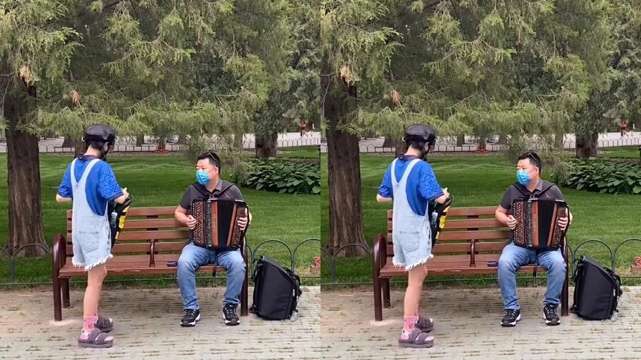 看我以小换大#手风琴 #手风琴演奏家公园盘大爷 #搞笑视频 #随拍#李楚然手风琴