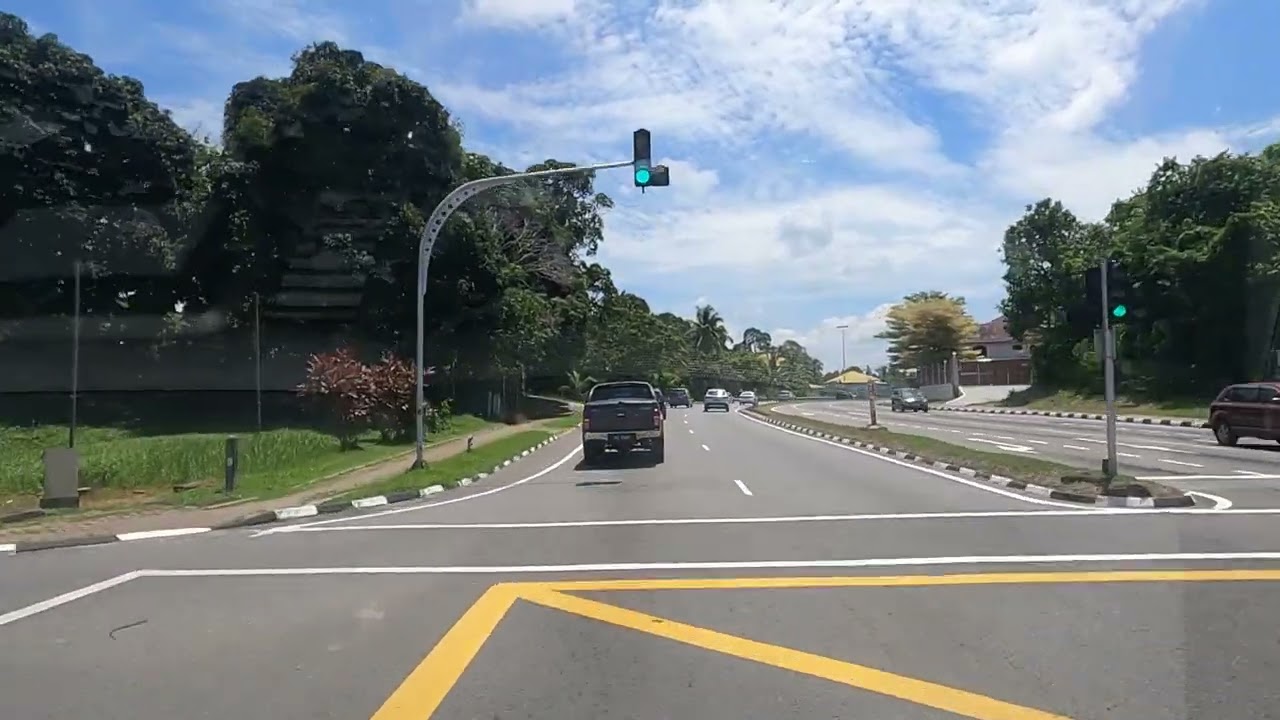 Melintasi Jalanan Brunei Menembus Panas Terik Matahari membakar Semangat Jiwaku