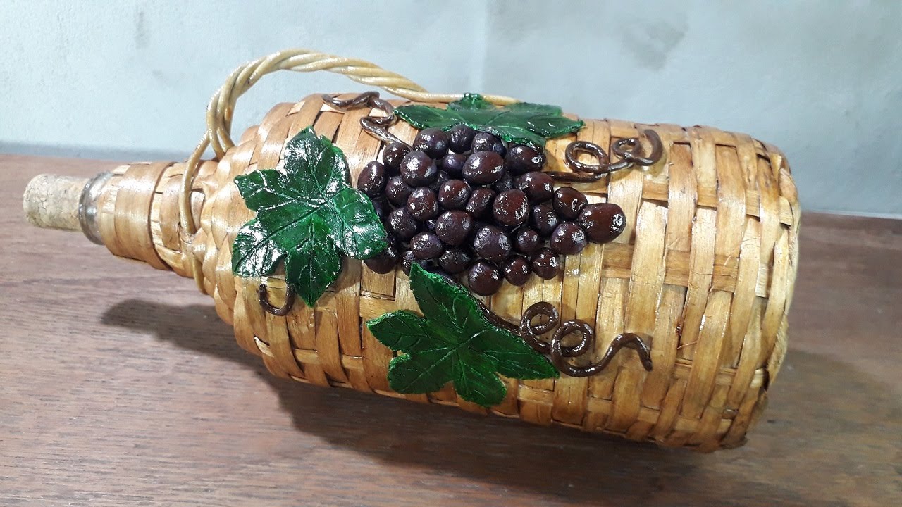 GARRAFA DECORADA COM CACHOS DE UVA - ARTESANATO COM VIDRO - @luci buzo