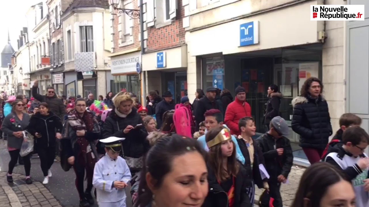 VIDÉO. 1000 enfants fêtent le carnaval des couleurs à Romorantin
