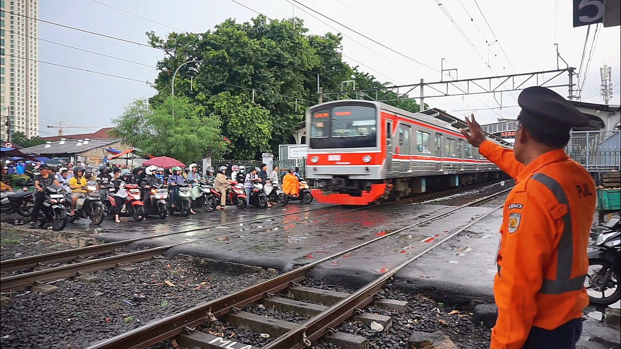 🔴Perlintasan stasiun Kebayoran lama..!!!Palang pintu satu sisi