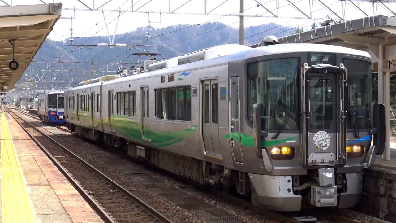 あいの風とやま鉄道 泊駅 えちごトキめき鉄道 接続風景