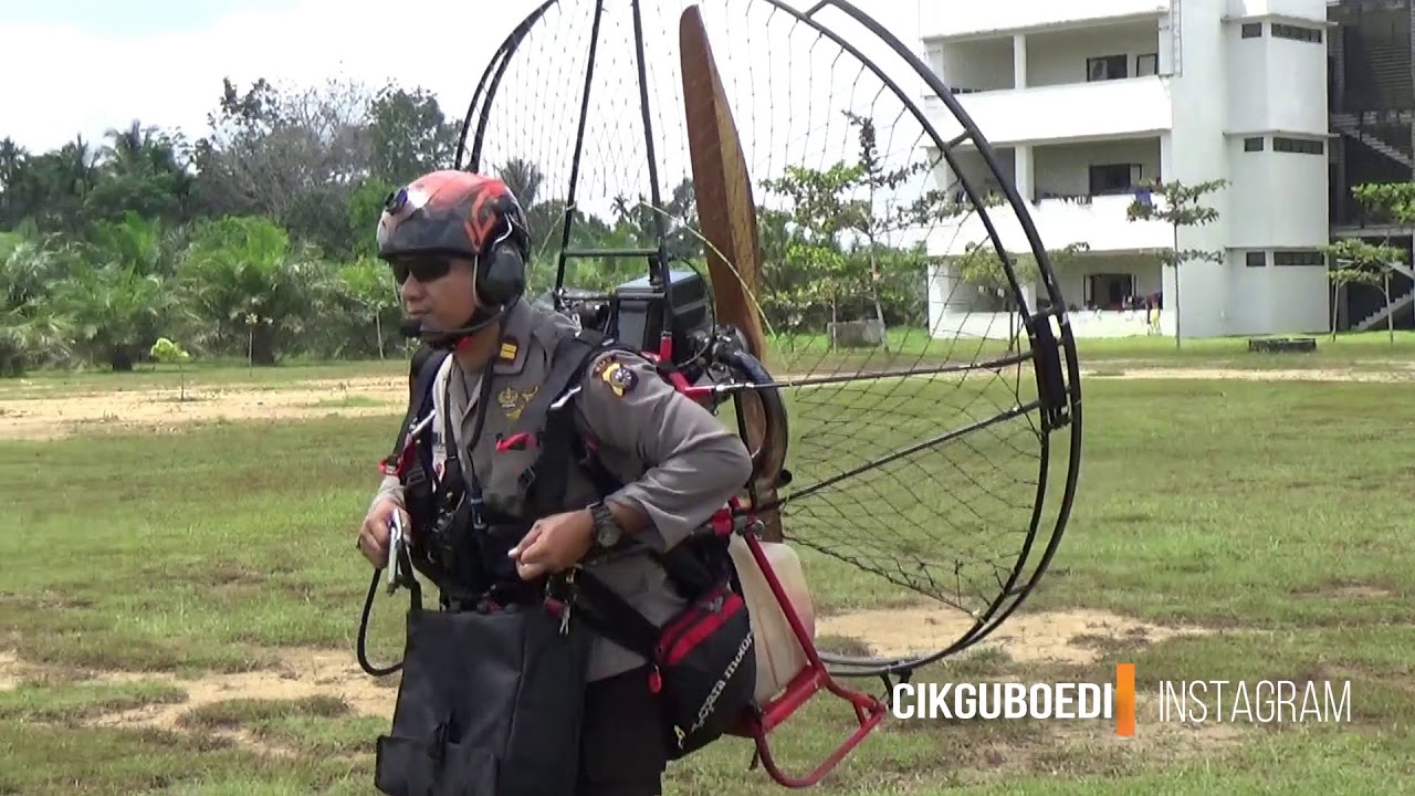 Pak polisi terbang dengan paramotor + paramotor indonesia
