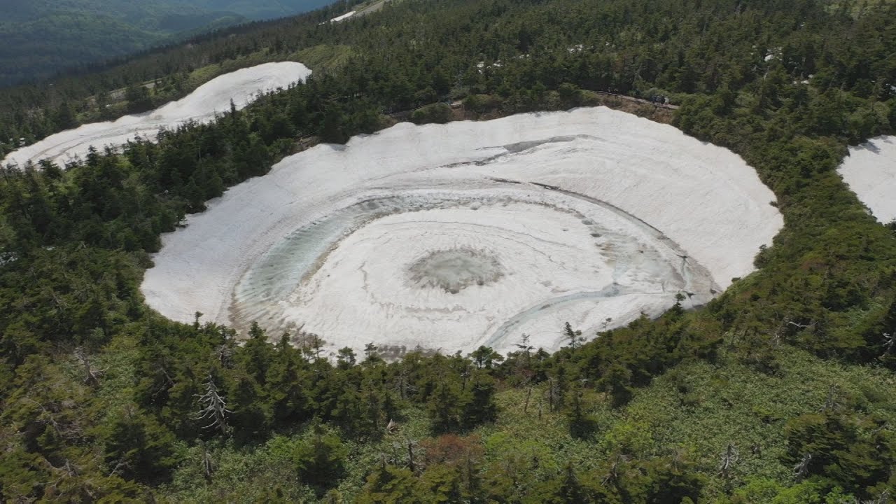 八幡平・鏡沼に「竜の目」 雪解け時期の名物－ドローン撮影