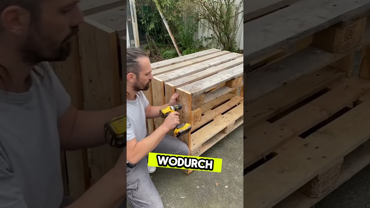 Er stellt einen Tisch mit Paletten her