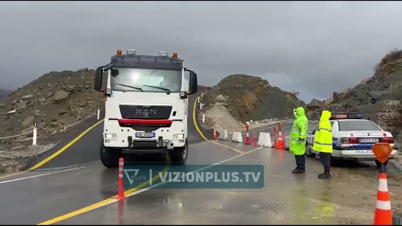 Bllokohet aksi Qukës- Qafë Plloçë, një masiv i madh me dhera e gurë bie mbi asfalt, devijohet kalimi
