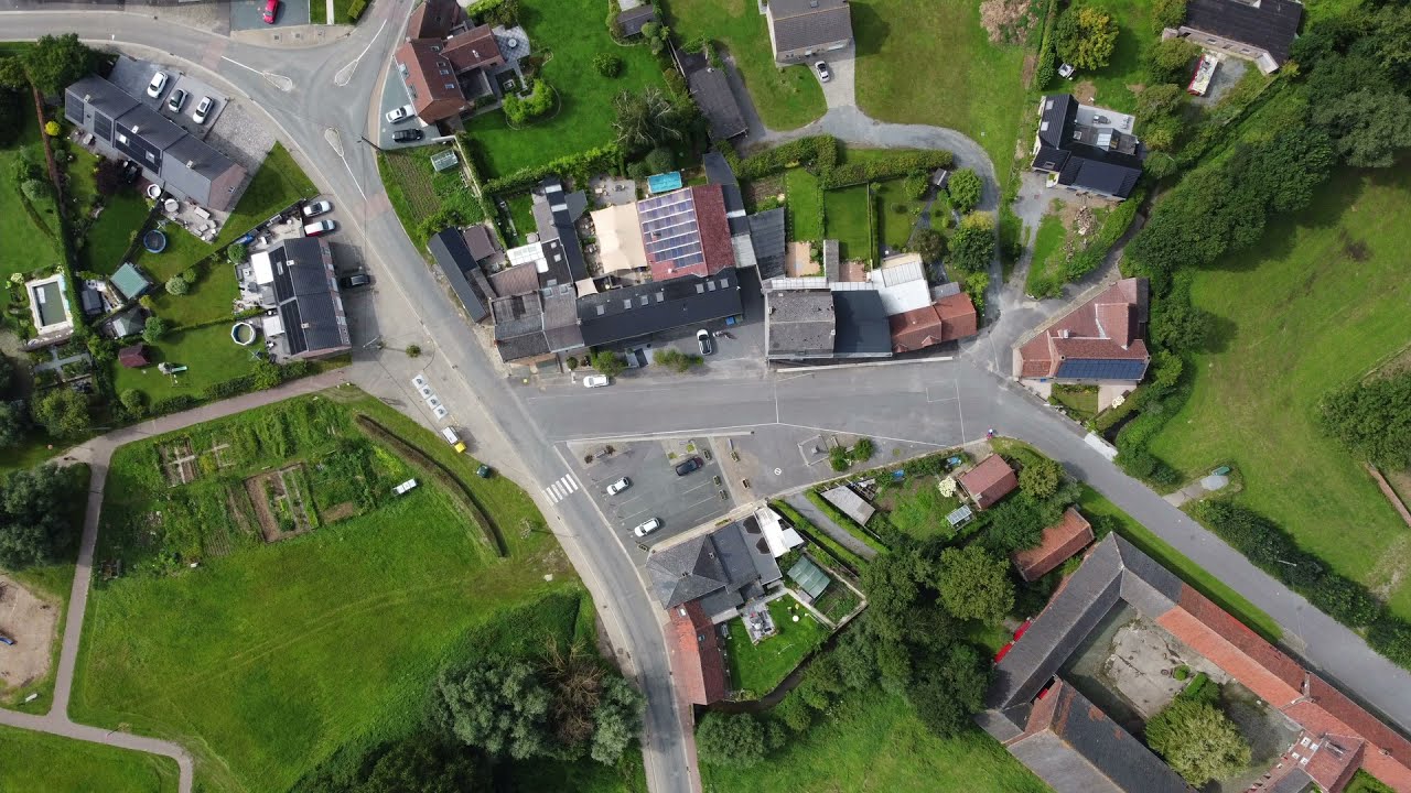 Survol du village de Marcq (Belgique).  (Crédit photo: C&O Montage)