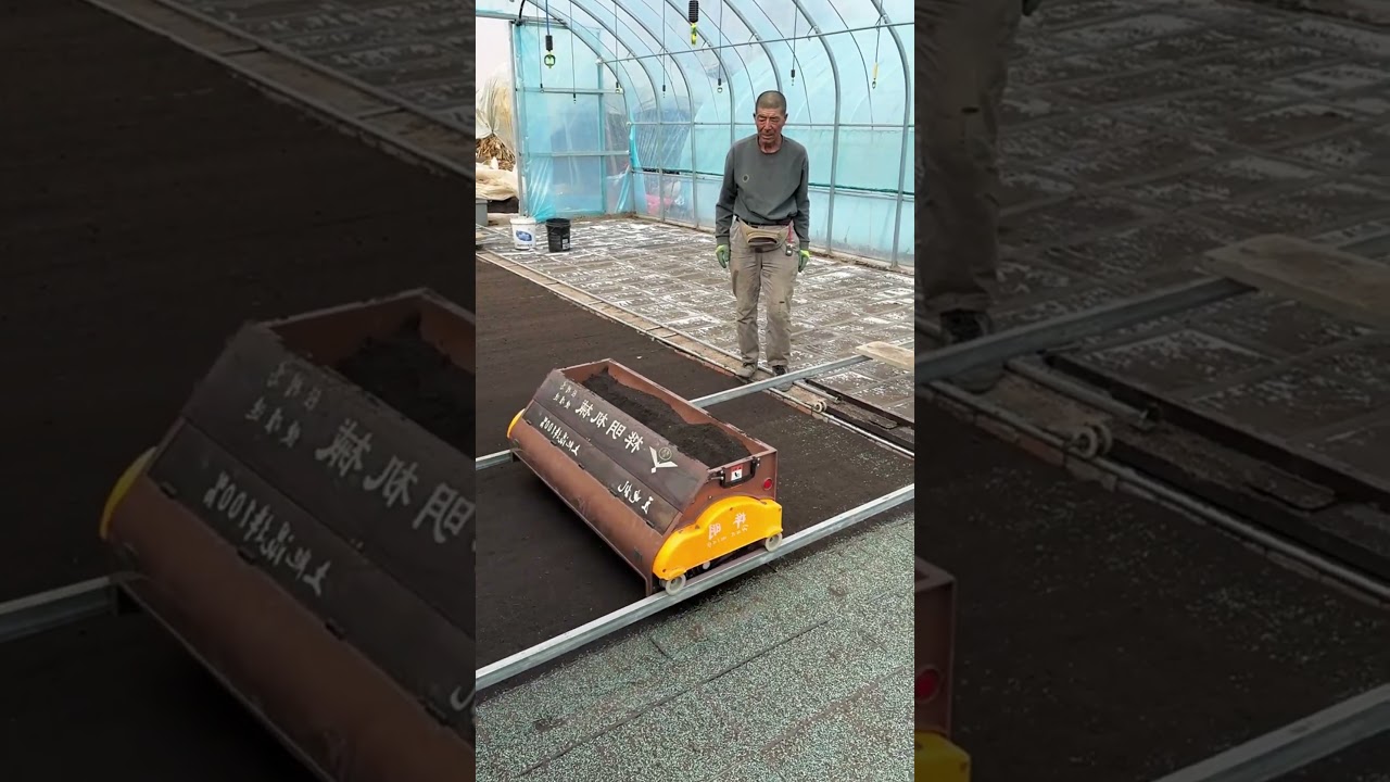 ⚙️🚜Precision soil spreader in a greenhouse