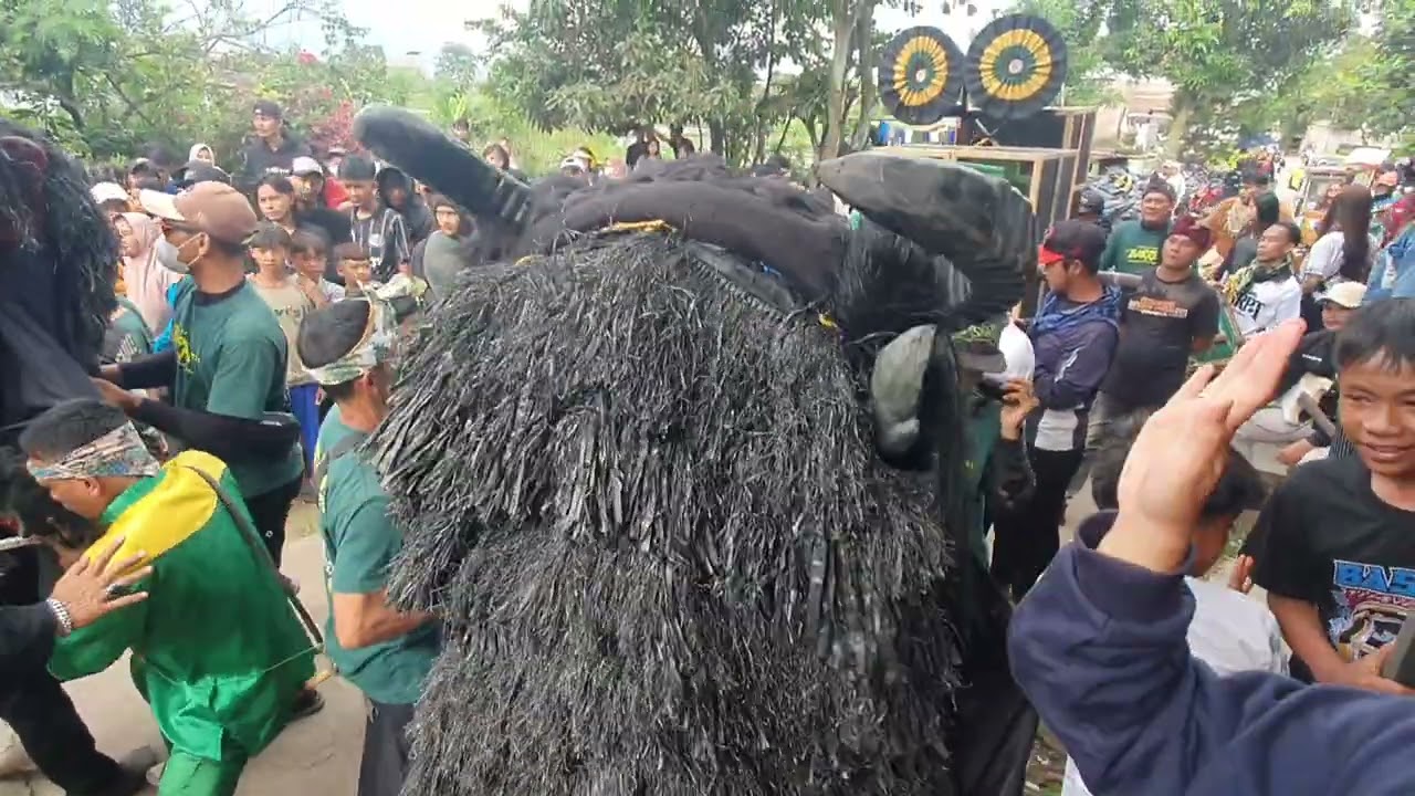 BANYAK WANARA DAN GRANDONG YANG KESURUPAN DI HAJATAN BOS KALEM - REAK RAJAWALI SPMD
