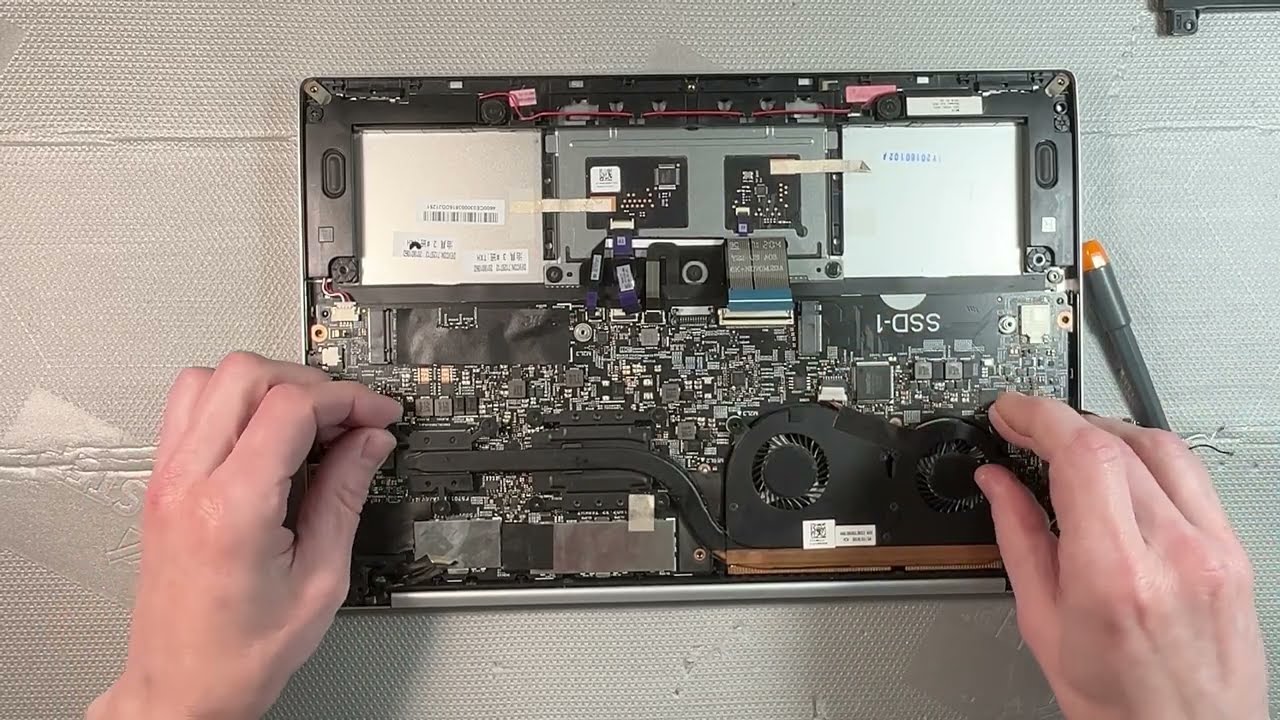 Ноутбук Xiaomi Mi Notebook Air. Залитий рідиною, не вмикається. Liquid damaged, does not turn on.