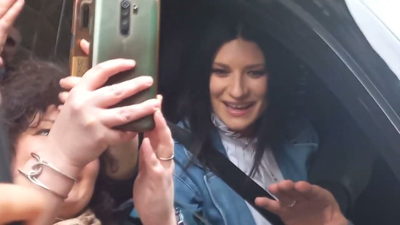Laura Pausini saluta i fan Torino Radio Tour Veronica One