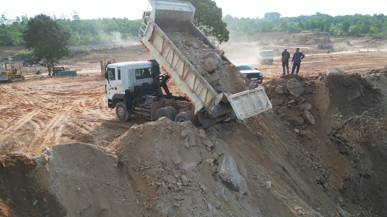 Mix! Becarfully! 15Ton Dump Truck Unloading Big Stone and Dozer Pushing in Mountain Landfill Project
