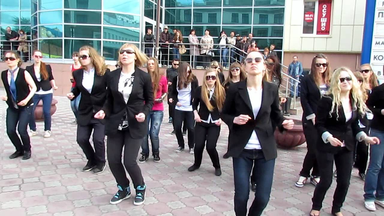 flashmob man in black