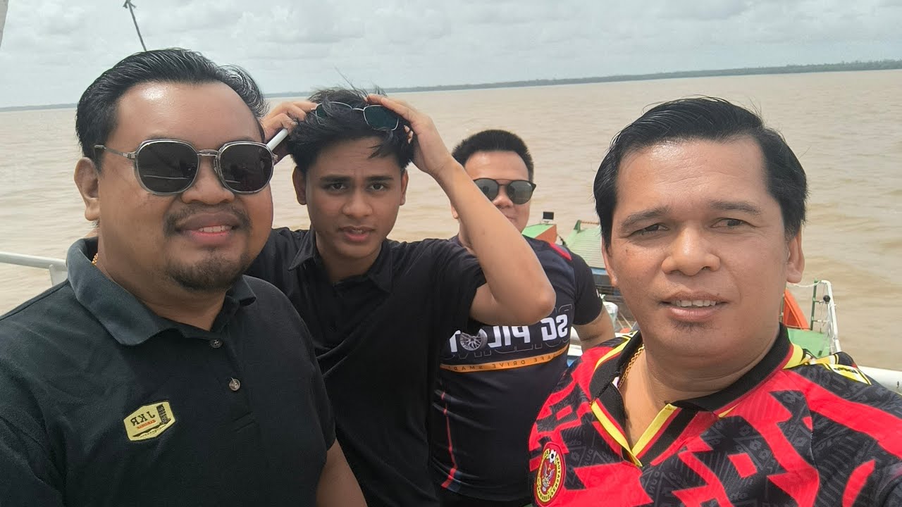 Singgah Makan Di Pasar Sebuyau//Terjumpa Boy Di Kedai Makan//Tengok Cara Drive Feri Di Triso
