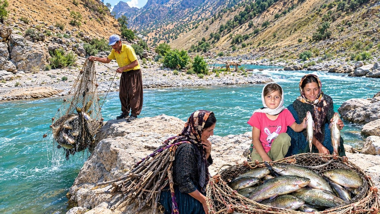 🐟 Catching a large fish in a wild river; nomadic life in the heart of the Zagros Mountains 🌊🏔️