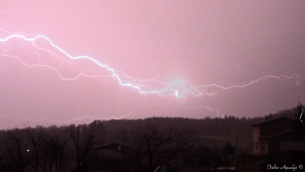 Orage violent 4 janvier 2014 - Foudre très proche 300m ! Close lightning strike !